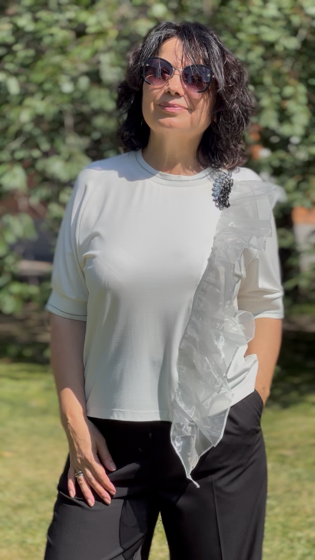 Blouse T-shirt with organza ruffles and brooch