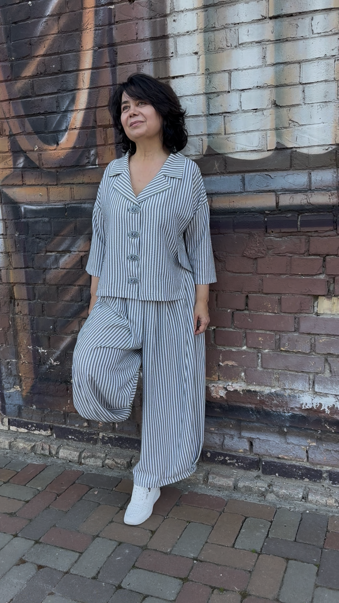 Two-piece striped suit: harem pants + jacket