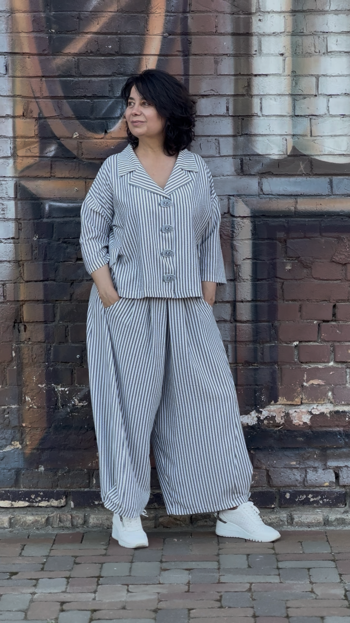 Two-piece striped suit: harem pants + jacket